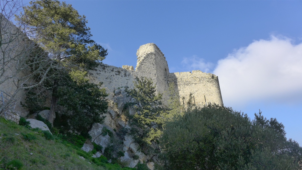 Замок Кантара рядом со стенами